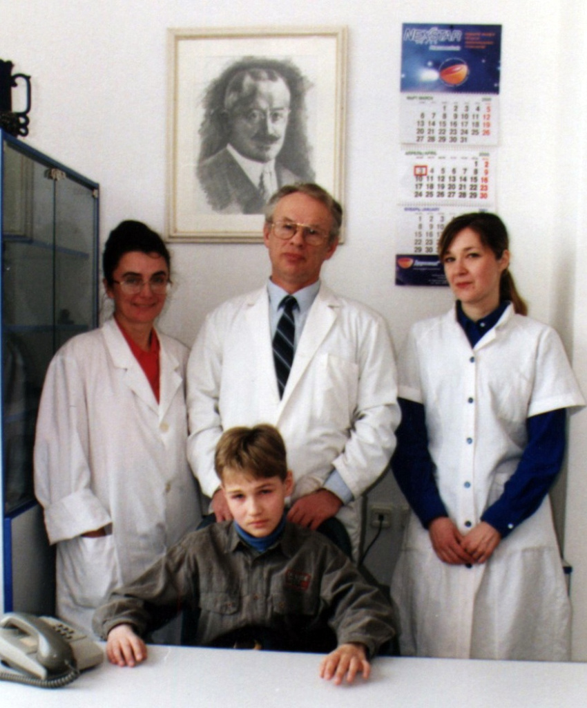 Команда врачей во главе с Б.В. Афанасьевым и их первый пациент, перенесший ТКМ.